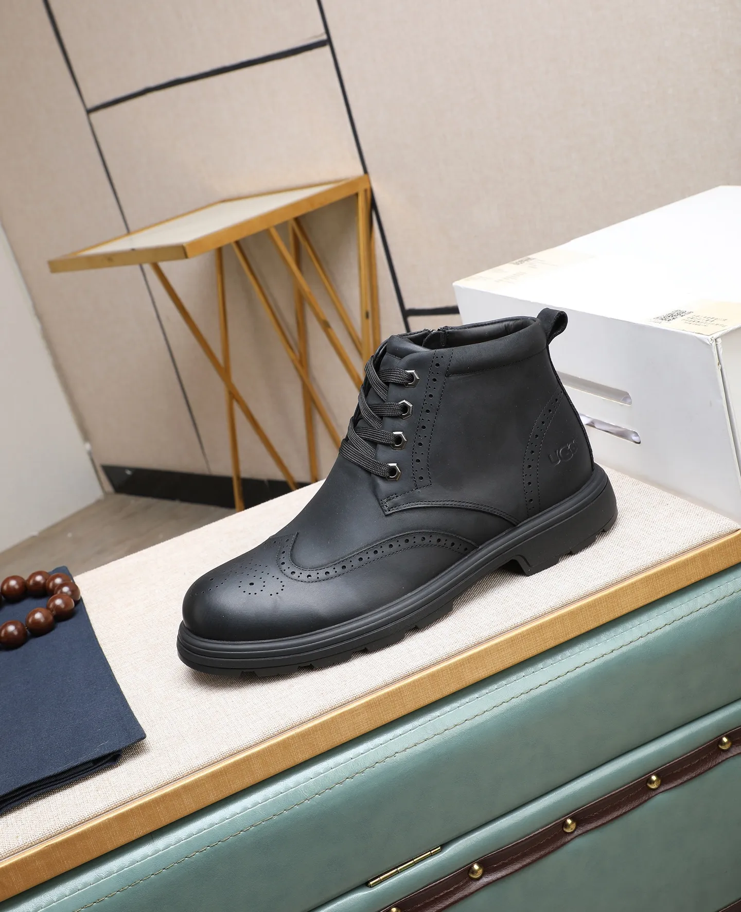 Men's shoes 💰640 (full genuine wool lining, 10% off for fake ones) Please pay attention to the quality of the original item and compare the thickness of the wool 🏮🏮 Popular UGG men's shoes from Australia's warm luxury brand, the official website is synchronized, Beckham men's style..., made of imported first-layer waxed cowhide, waxed toe cap, Australian real wool velvet lining Carefully sewn...Imported rubber Martin boots outsole (comfortable, soft, wear-resistant) The quality is really great...Exquisite workmanship, you won't be able to put it down at first sight, size 39-44 (customized in 45)